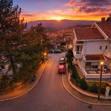 Sunny Duplex With Vodno View And Tour Guide Host 스코페